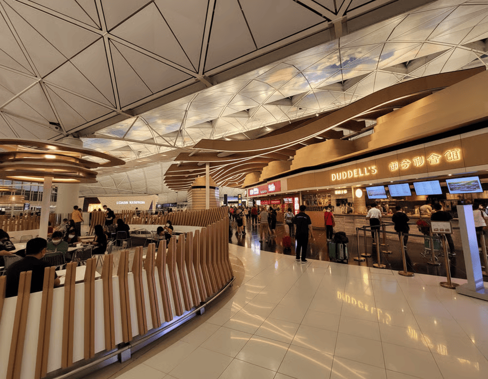 Một khu vực ẩm thực trong s&acirc;n bay